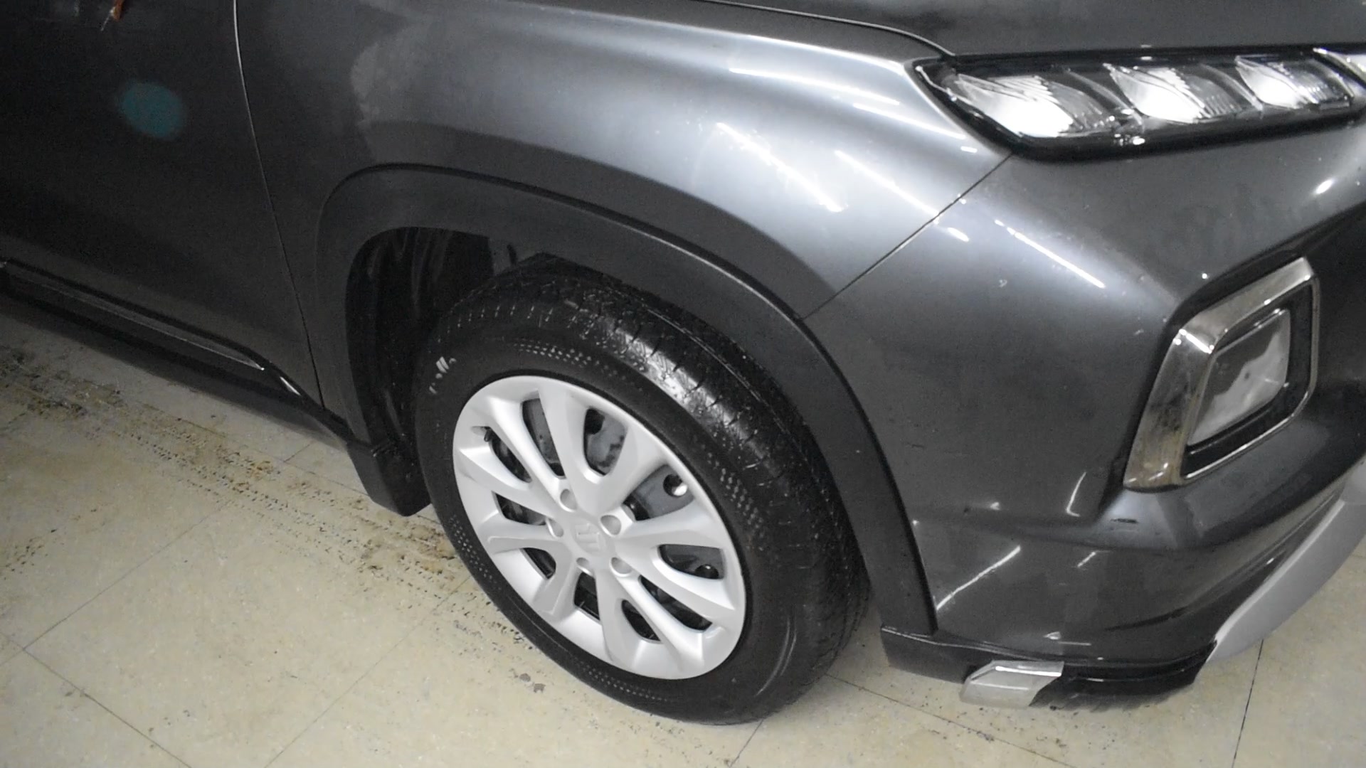 High-gloss tyre dressing and wheel detail on Grand Vitara in studio